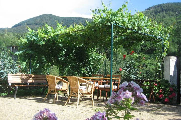 Gîte pour 8 personnes, avec terrasse et jardin à Caussou