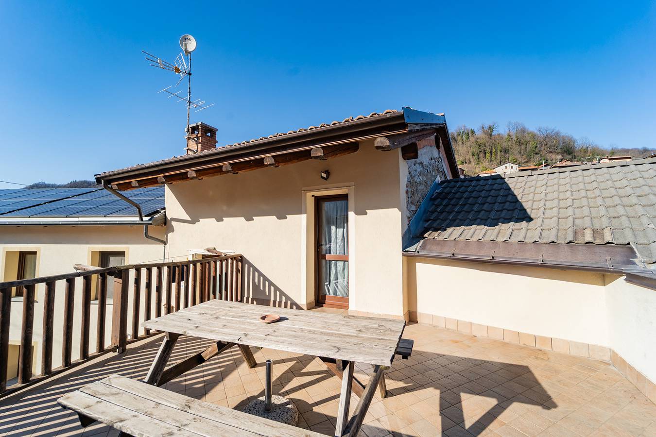 Vakantiehuis voor 8 personen met terras in Roccasparvera, Provincie Cuneo