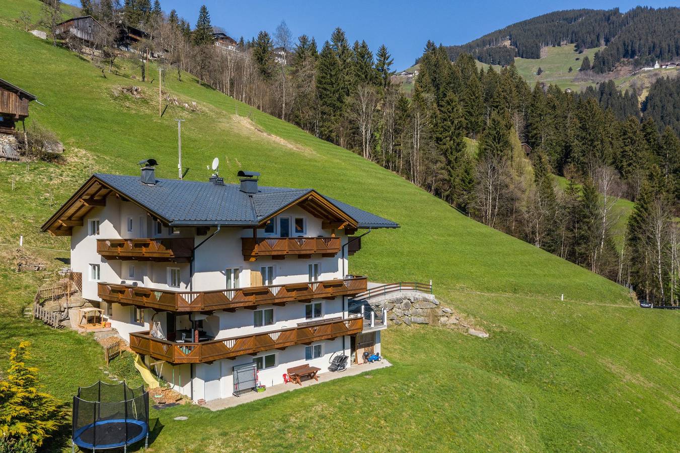 Ganze Wohnung, "Ferienwohnung Valentina" In der Nähe der Skigebiete Penken & Ahorn mit Bergblick in Tuxer Alpen, Schwendau