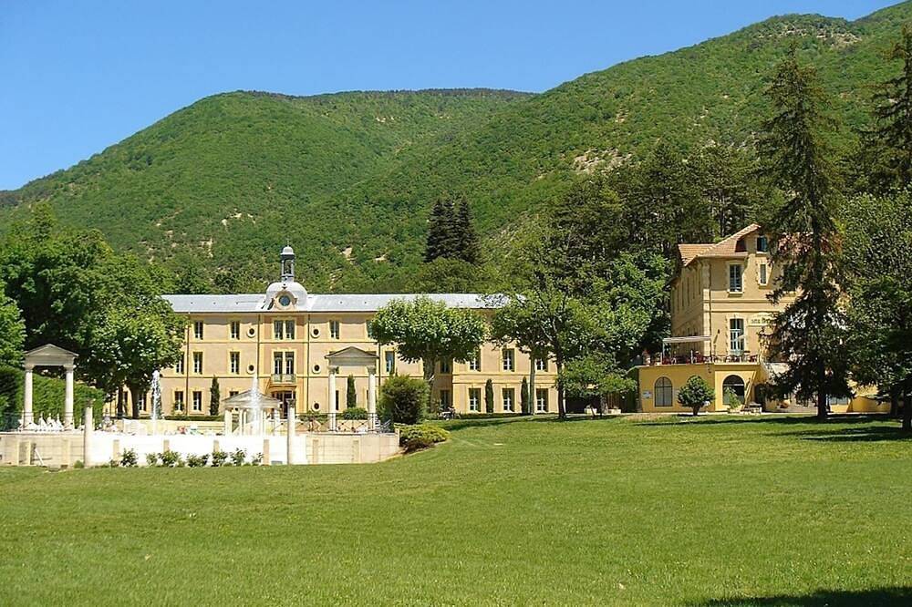 Entire apartment, Château Luxury Stay Montbrun in Montbrun-les-Bains, Nyons region