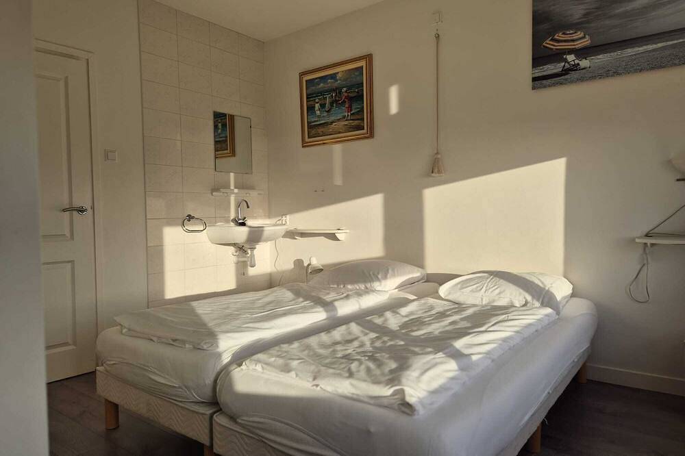 Apartment Lisamare liegt im 5.Stock des Apartmentkomplexes \"Kennedyflat\". Lage direkt am Meer und Strand, 100 m vom Zentrum und Dünen. Nur wenige Gehminuten vom Zentrum von Egmond Aan Zee, mit seinen gemütliche Geschäften und Restaurants. in Egmond, Egmond aan Zee