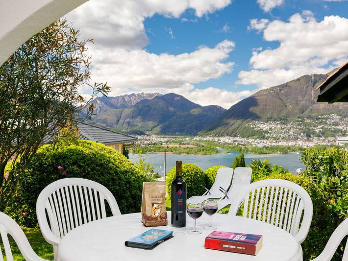 Ferienwohnung für 2 Personen, mit Ausblick und Terrasse sowie Seeblick und Garten in den Schweizer Alpen