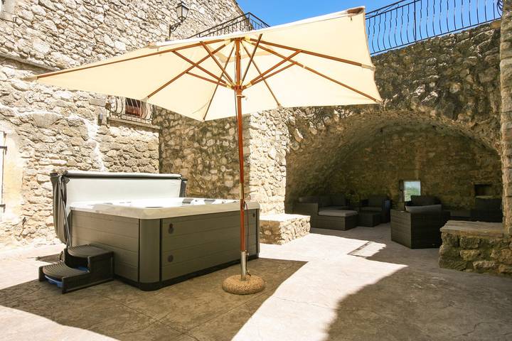 Maison dans village classé avec jardin et jacuzzi in La Garde-Adhémar, Région de nyons
