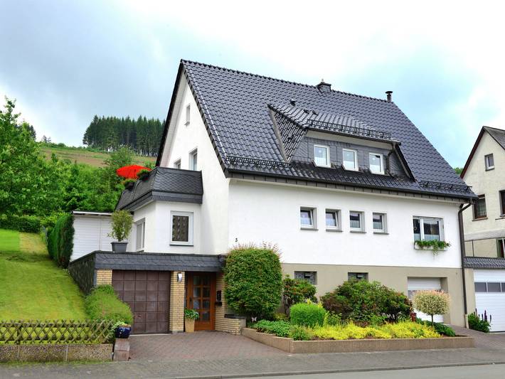 Ferienwohnung für 5 Personen, mit Balkon und Garten in Bestwig