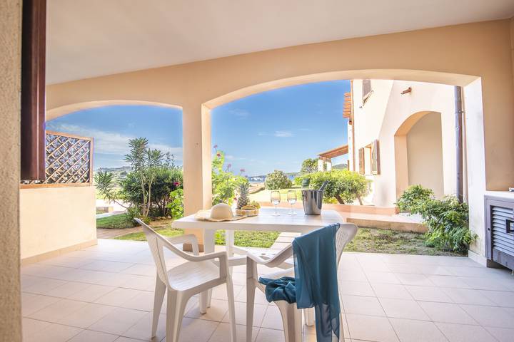 Appartement de vacances pour 4 personnes, avec Vue sur l’océan ainsi que Terrasse et Bassin pour enfant à Porto Pozzo