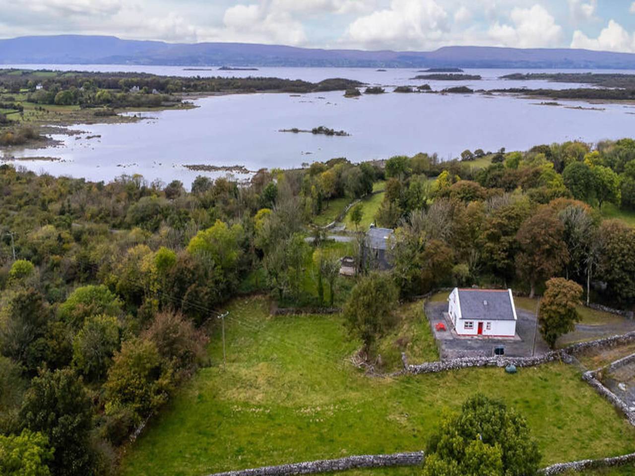 Ganze Wohnung, Cottage nahe Lough Mask mit Gartenblick in Neale ED, Claremorris=Swinford Municipal District