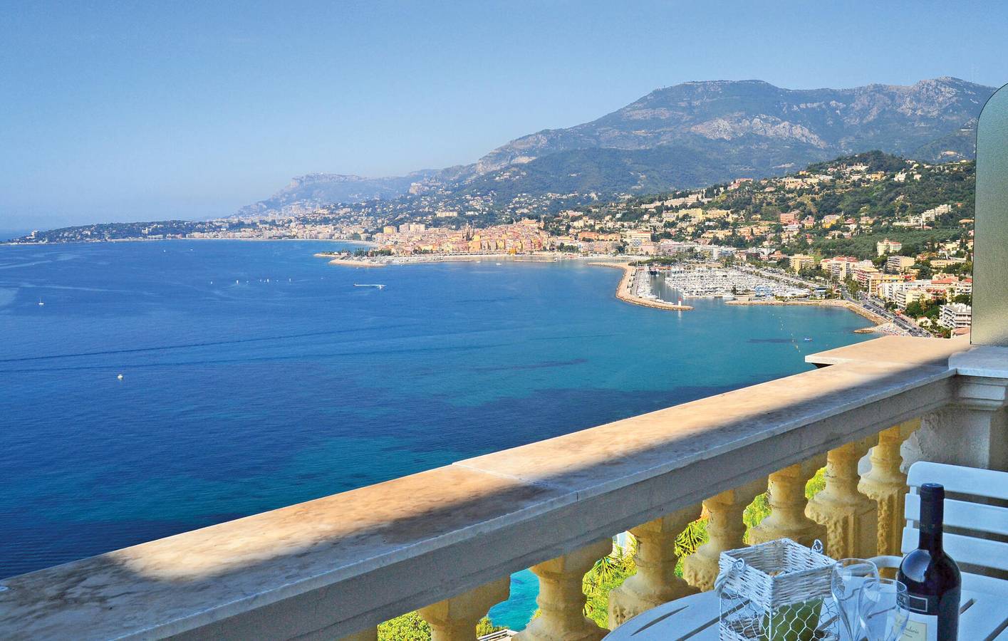 Entire vacation apartment, Beachfront Apartment with Terrace & Parking in Grimaldi, Ventimiglia