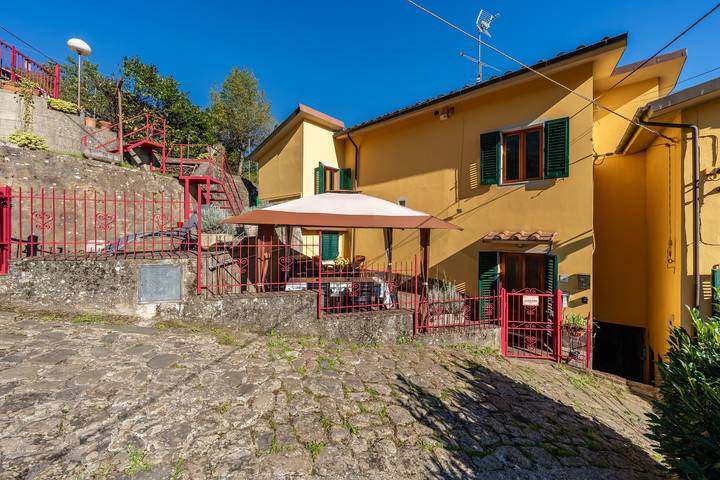 Casa vacanze 'La Casa Di Bea' con vista sulle montagne, terrazza privata e giardino privato in Pescia, Provincia di Pistoia
