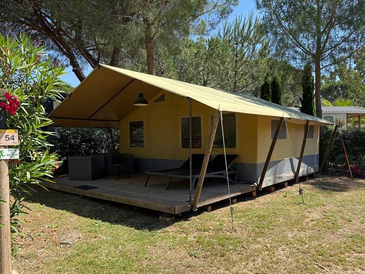 Flower Camping Le Mas de Mourgues - Safarizelt 5 personen - Safari Lodge 37 m2 (ohne Sanitäranlagen), 2 Zimmer, überdachte Terrasse 1/5 Pers. in Vauvert, Mittelmeerküste (Frankreich)