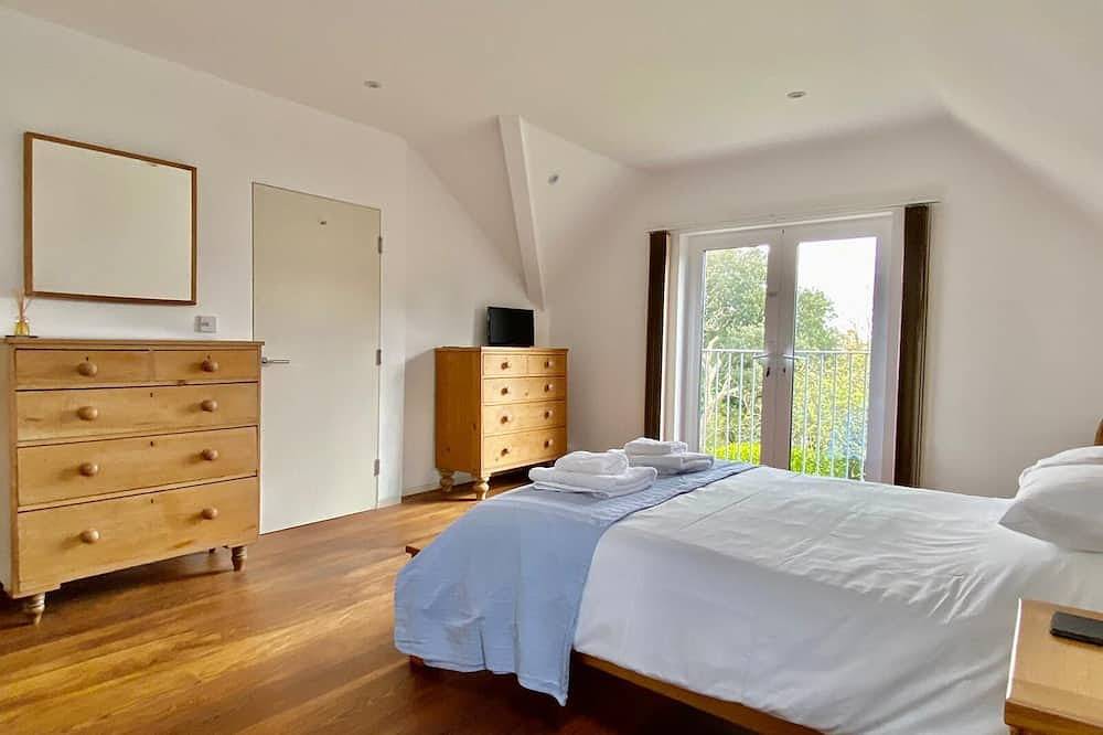 Gylly Beach Falmouth Sleeps 2 with parking and only 2 minutes walk to the beach in Falmouth (Cornwall), South West England