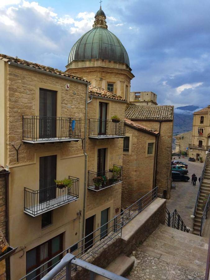 Il vicolo dei tetti in Gangi, Palermo Provinz