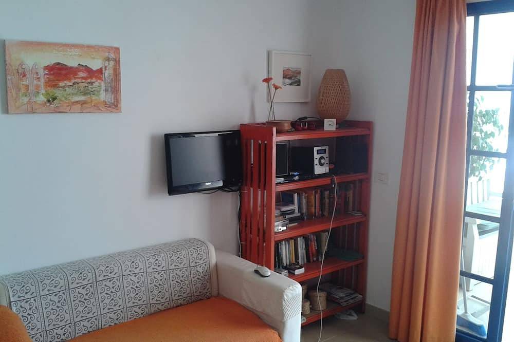 Entire apartment, Sleeps 2/4, Sea View. Wifi. Beach 400 meters. Peaceful gated complex with Pool in Puerto del Carmen, Tías