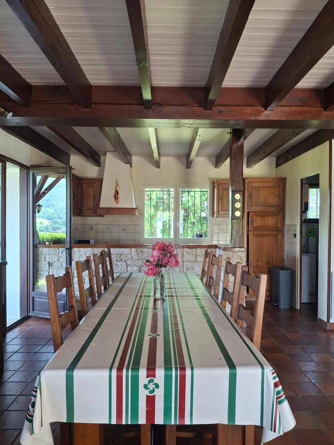 Location de vacances pour 11 personnes, avec vue et jardin à Ahaxe-Alciette-Bascassan