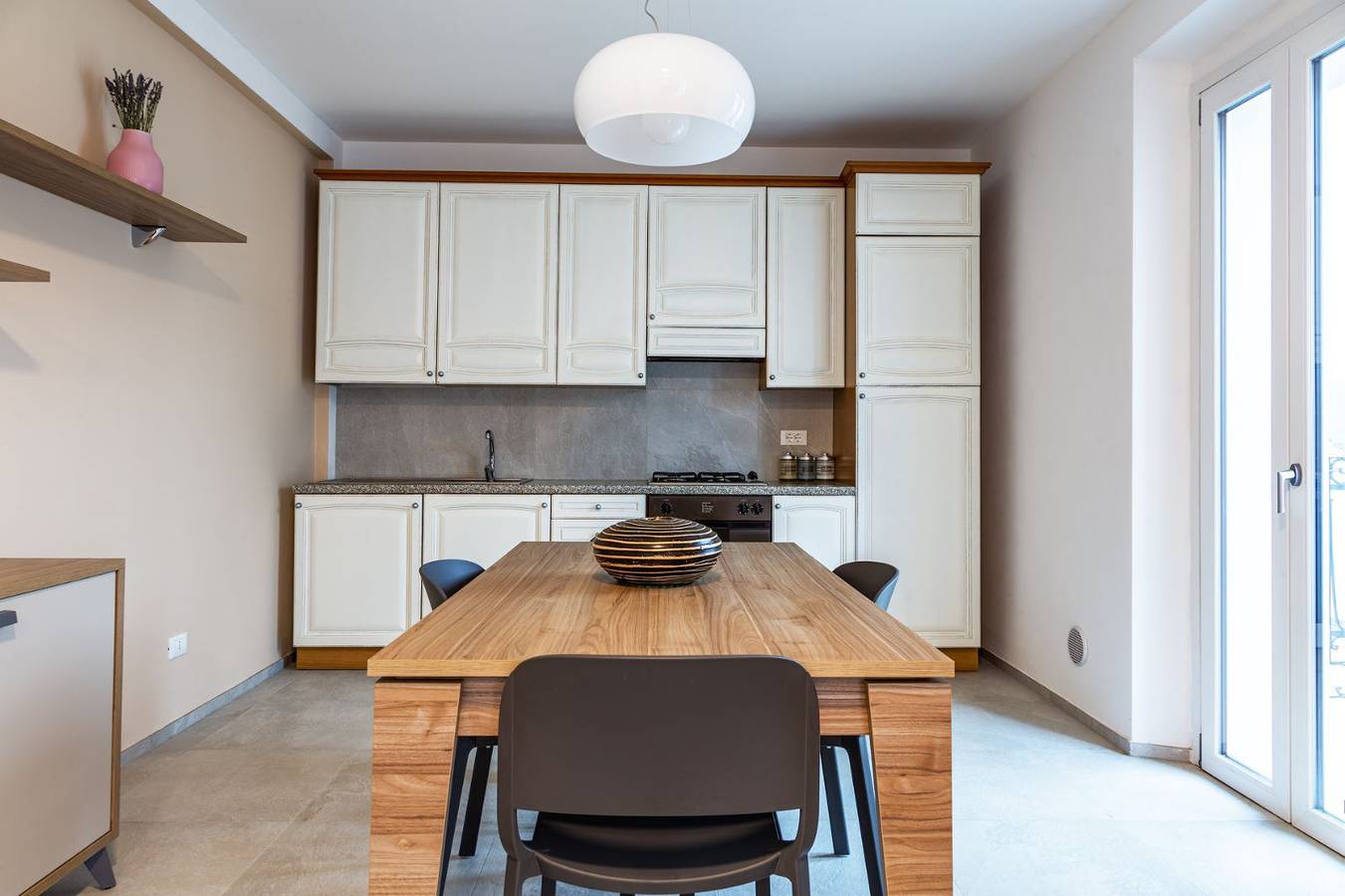 Appartement de vacances entier, 2-Bed Apt with Stunning Lake Como Views & Terrace in Lezzeno, Lac de Côme