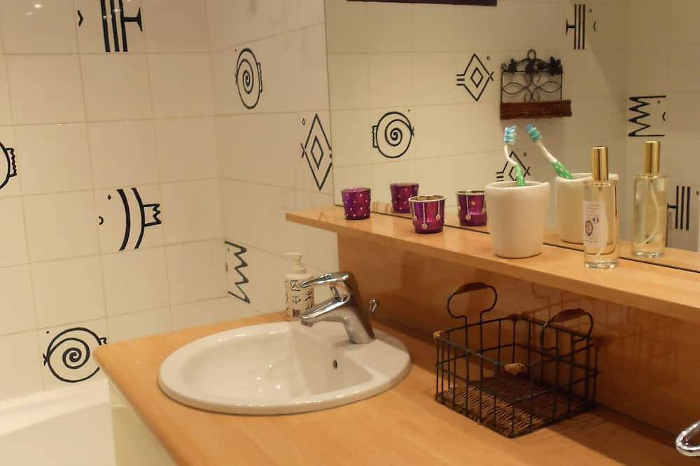 Entire apartment, Spacious duplex in the heart of town with rooftop pool in Pézenas, Côte d'Améthyste