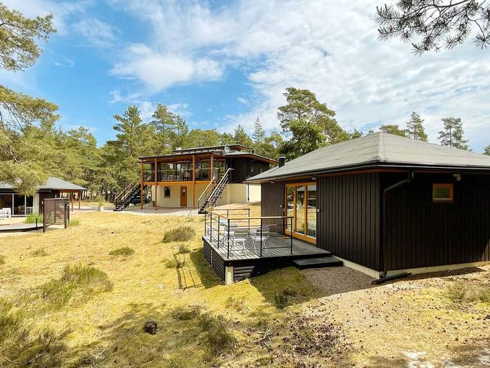 Mysig stuga nära stranden i Ahus in Åhus, Svenska Östersjön