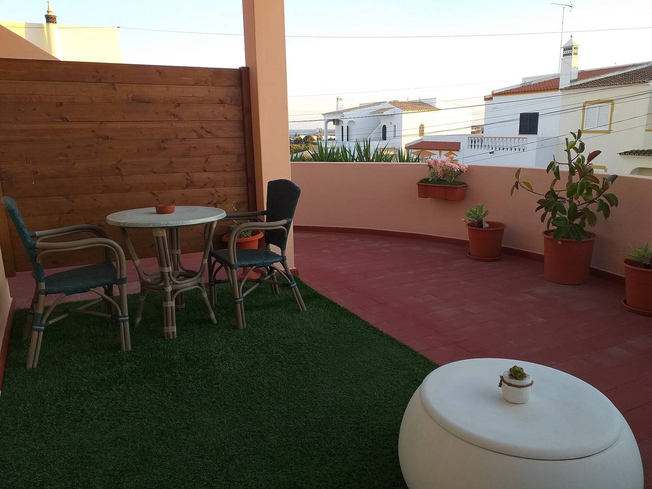 Chambre 'South Side Guesthouse - Quarto V' avec piscine partagée, Wi-Fi et climatisation in Quelfes, Parque Natural da Ria Formosa
