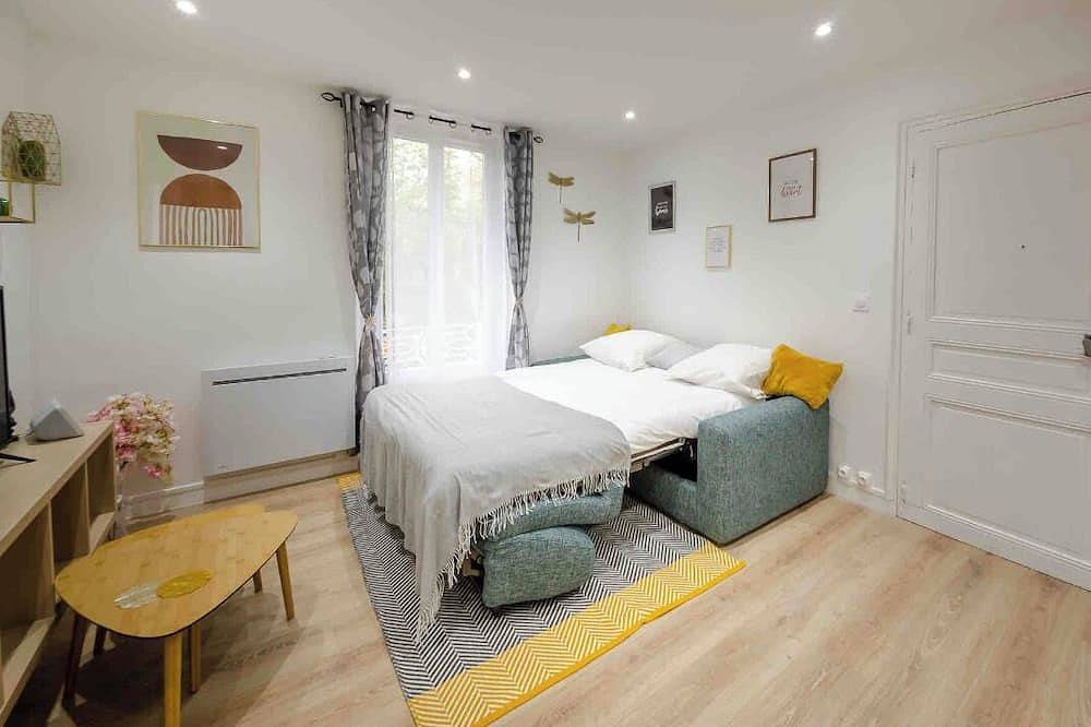Entire apartment, Wonderful renovated apartment near Courbevoie. in La Garenne-Colombes, Hauts-de-Seine