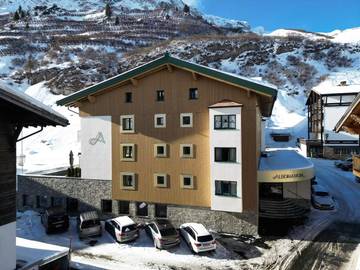 Hôtel pour 2 personnes, avec vue et piscine ainsi que terrasse et sauna, animaux acceptés dans Zurs