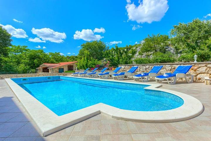 Villa pour 10 personnes, avec piscine ainsi que jardin et vue à Sinj - 2