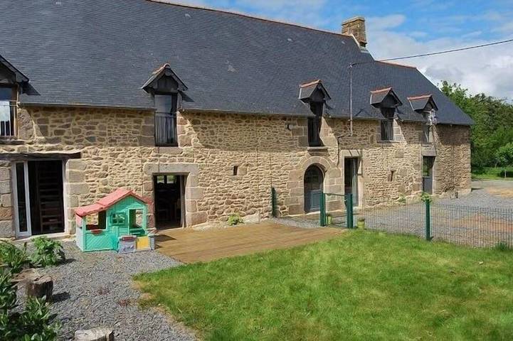 Gîte pour 6 personnes, avec terrasse et jardin à Noyal-sous-Bazouges
