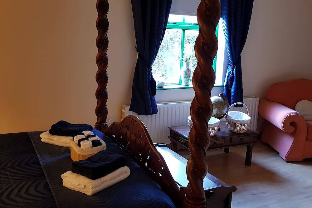 Traditional stradbally country cottage in village location close to beach in Dingle Peninsula