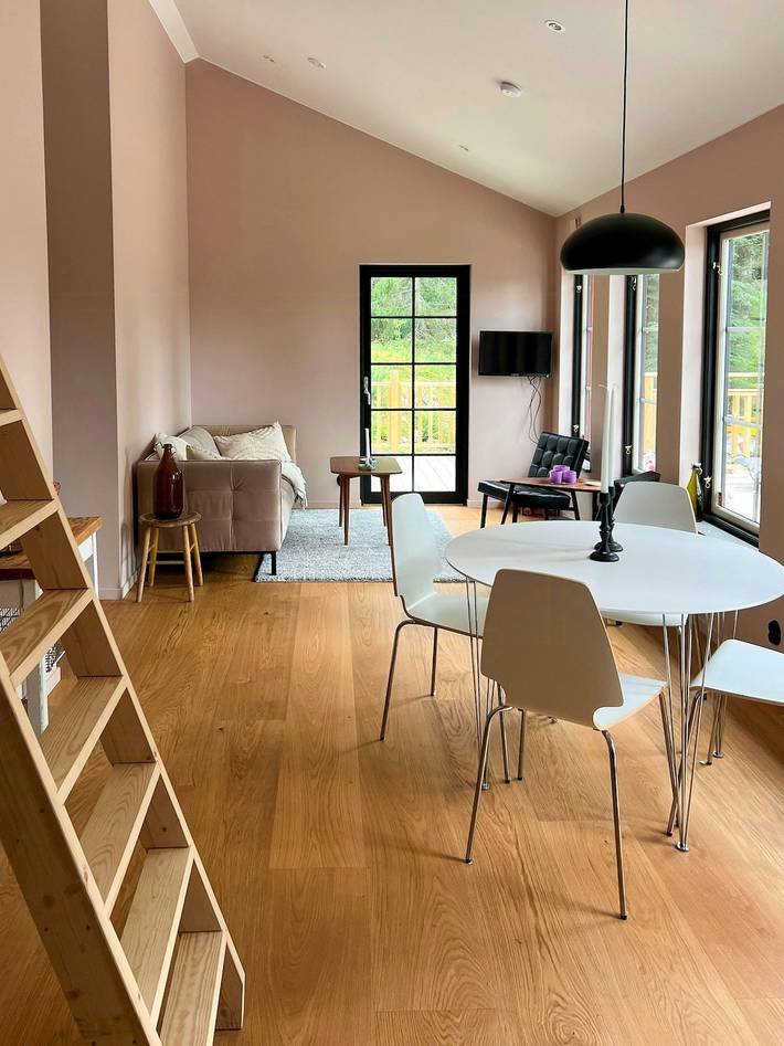 Skärgårdshus med terrass på naturskön höjd in Stockholms skärgård