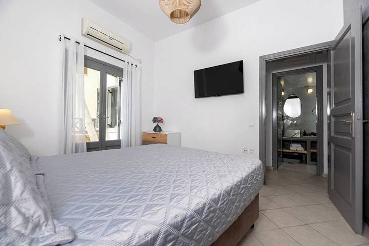 Gabriel Haus am Strand https: // youtu. be / w9WYxgJazl8 in Monolithos, Santorin