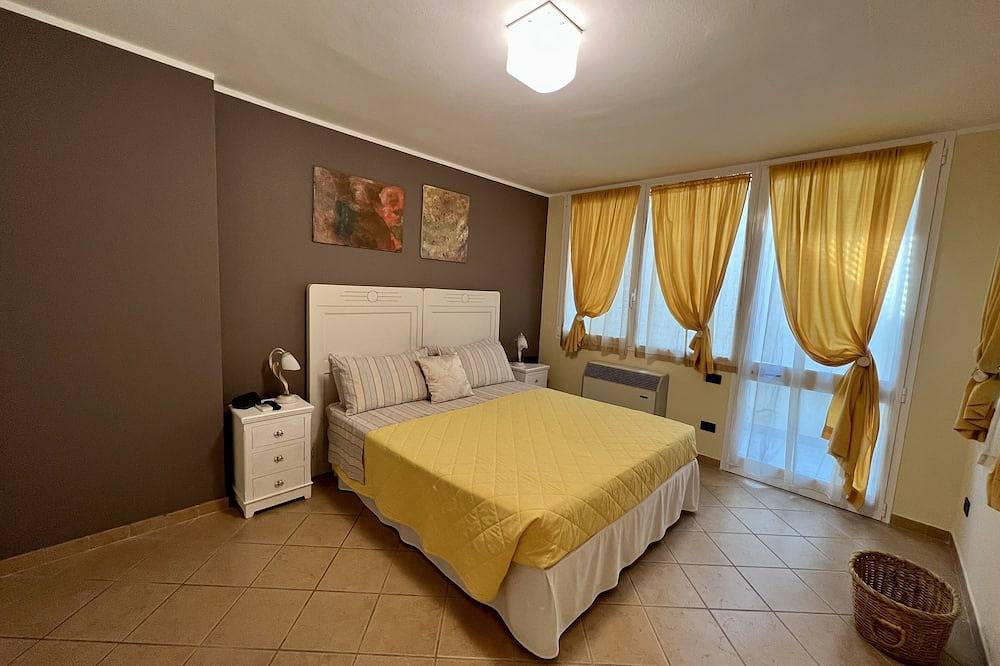Spalitri de Villa omgeven door groene heuvels in Lonato in Lonato, Provincie Brescia