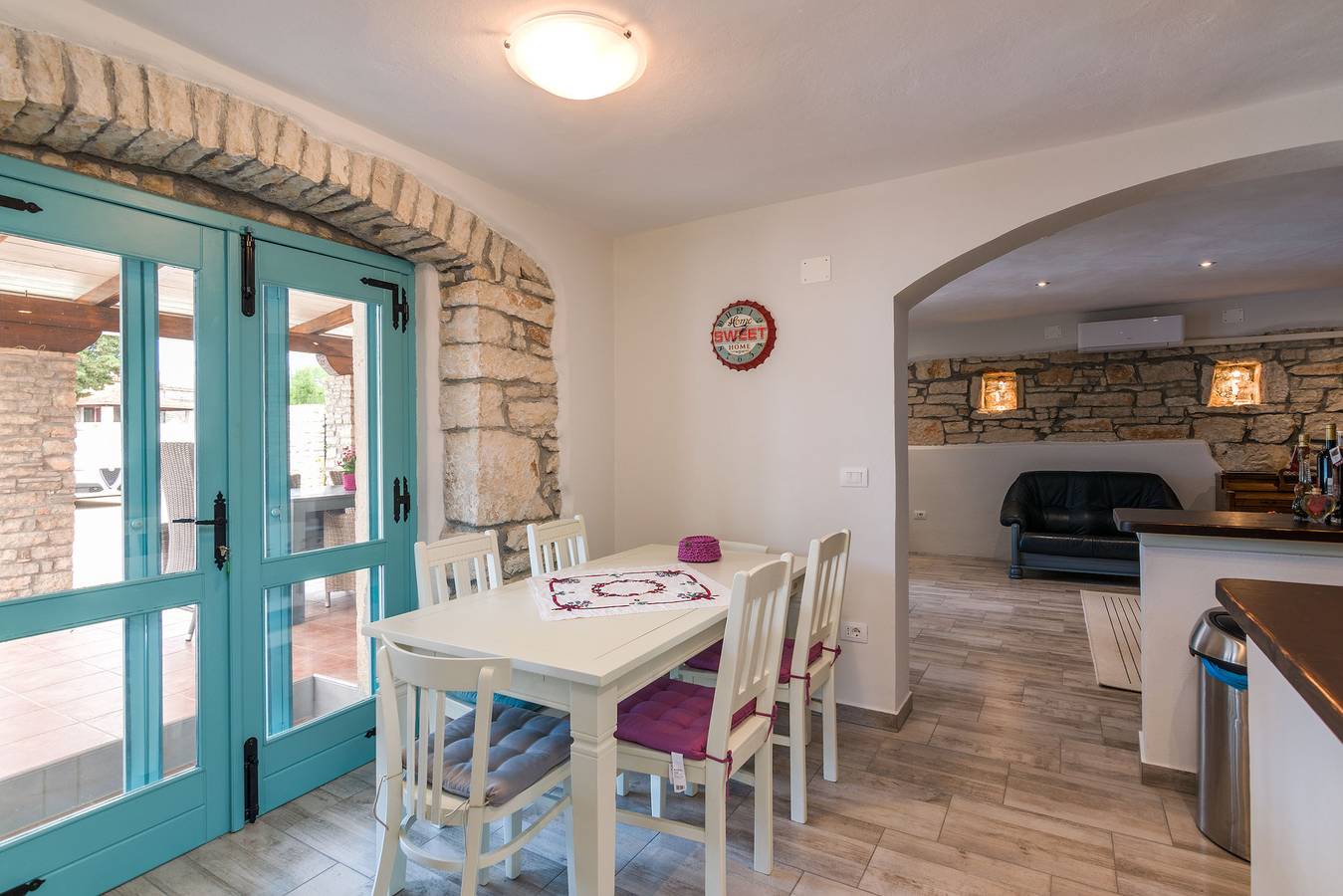 Charmante Villa mit Pool und Terrasse, 1,5 km vom Stadtzentrum von Jursici entfernt in Jursici, Svetvinčenat