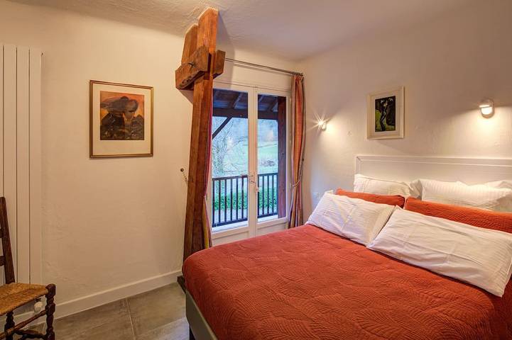 Maison d'architecte sans vis à vis en vallée d'Ossau, parc 7000m2, spa en option in Béost, Béarn