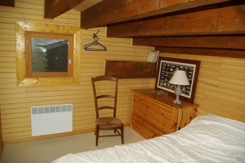 Large chalet on piste in a small Pyrenean ski resort in Les Monts d'Olmes, Montferrier