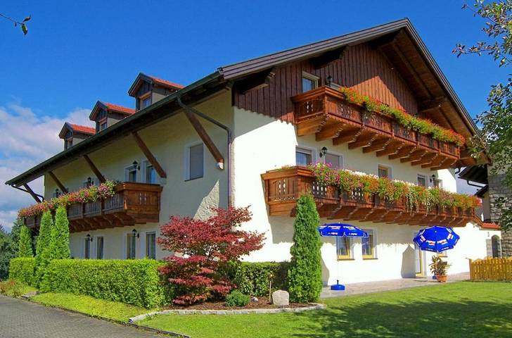 Ferienhaus, mit Terrasse und Garten sowie Pool und Ausblick