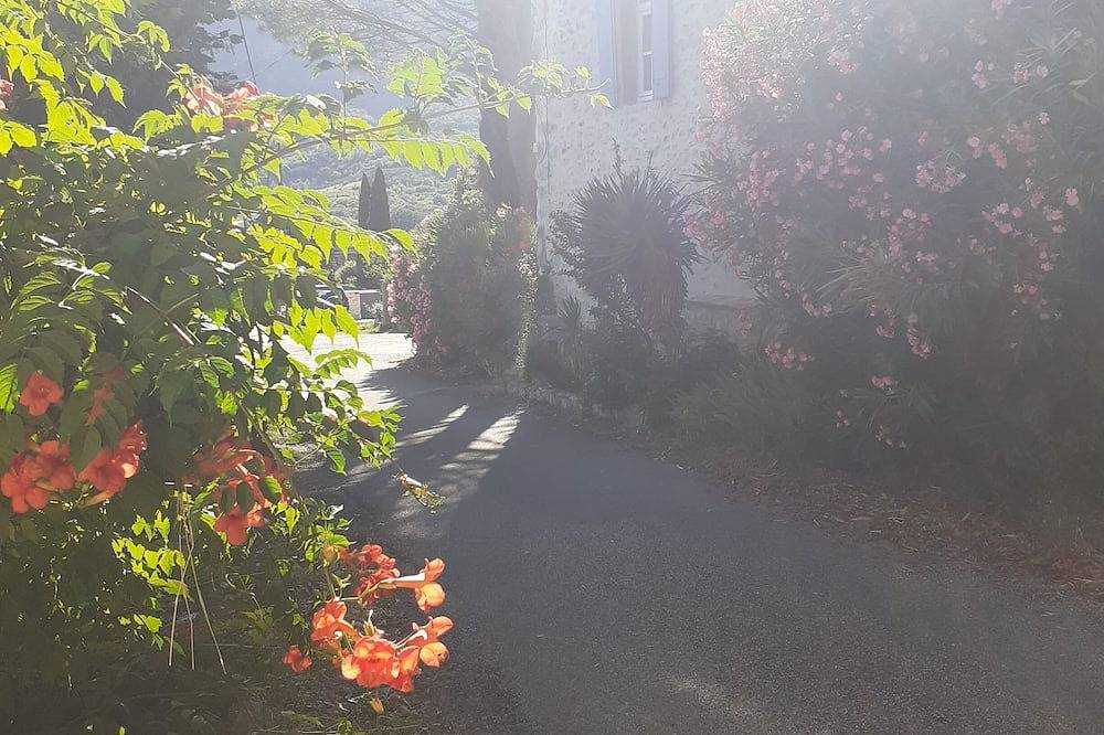 Appartement entier, Gîte Alma Bella + petite piscine intérieure chauffée- Jardin- Parking in Roche-Saint-Secret-Béconne, Région de nyons