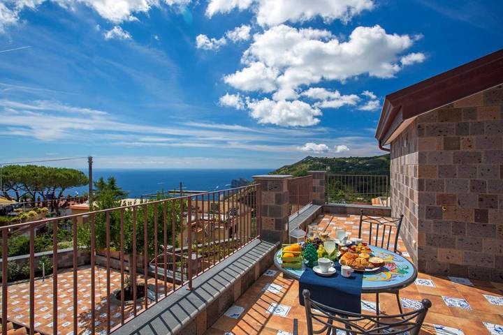 B&b per 3 persone, con piscina per bambini e piscina nonché panorama e giardino a Sant'Agata sui Due Golfi