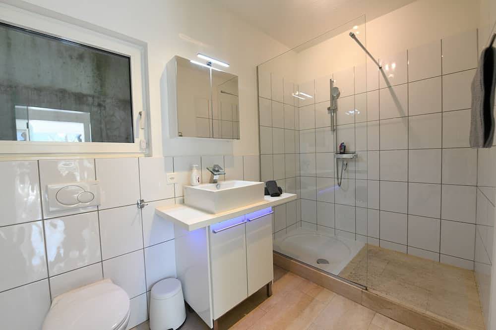 The Minimal House & Spa Swisshomebnb in Caslano, Luganersee