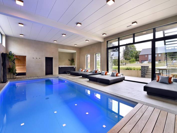 Location de vacances pour 12 personnes, avec balcon/terrasse ainsi que sauna et piscine, adapté aux familles dans Septon