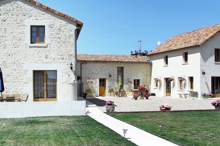 Location de vacances pour 17 personnes, avec piscine et jardin, animaux acceptés à Berrie