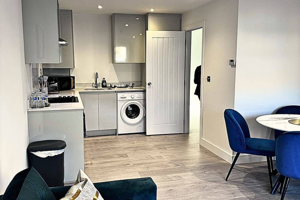 Entire apartment, Heathrow Convenience Haven - Free Parking - Near Restaurants - Ev Charging in Spelthorne, Surrey