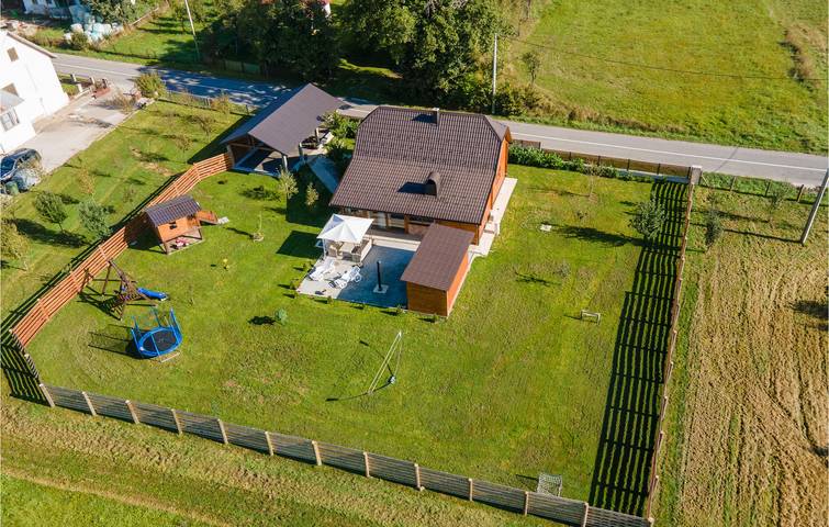 Geräumige 150 m² große Wohnung mit Terrasse, Grill, WLAN und Parkplatz in Gospitsch, Lika-Senj