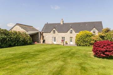 Gîte pour 10 personnes, avec jardin à Hardinvast