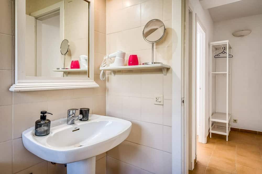 Apartamento entero, Apartment \"Orchidée\"- sea view, swimming pool, air conditioning, terrace. in Arenal d'en Castell, Es Mercadal