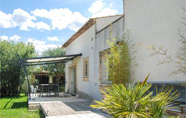 Gîte pour 6 personnes, avec terrasse ainsi que piscine et jardin à Villetelle