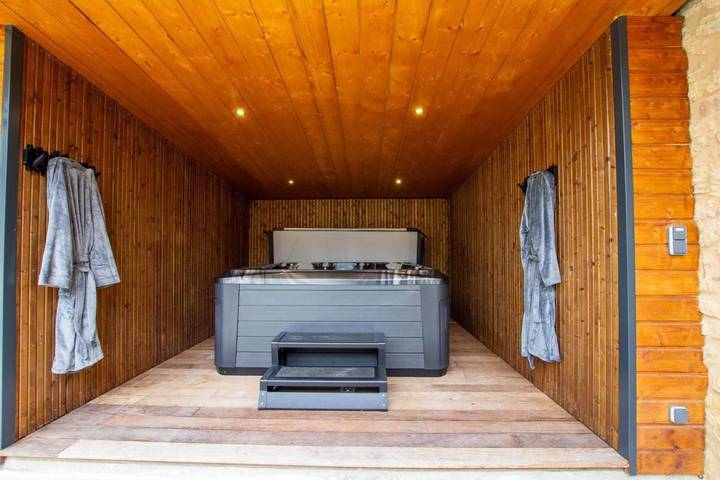 Location de vacances pour 4 personnes, avec terrasse et piscine ainsi que jacuzzi et jardin à Anlhiac - 2