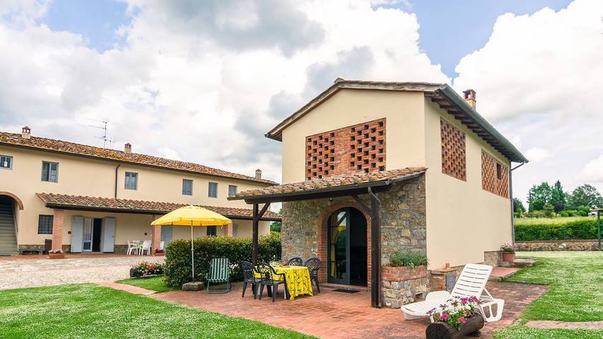 Agriturismo per 4 persone, con piscina e giardino in Bucine