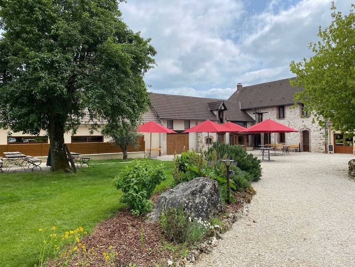 Gîte pour 15 personnes, avec Terrasse ainsi que Jardin et Piscine à Leuvrigny