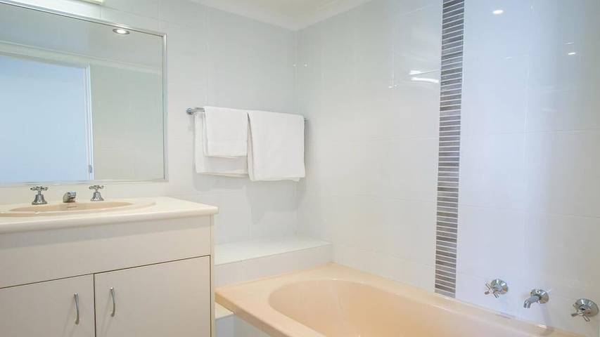 Hotel for 6 people, with hot tub and sauna as well as pool in Gold Coast