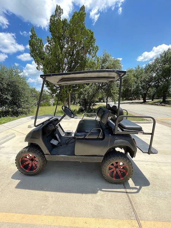 Neues Lake Travis Haus am Golfplatz mit Golfwagen in Lake Travis