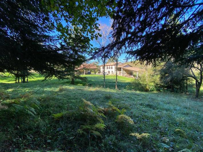 Gîte pour 15 personnes, avec jardin et vue, animaux acceptés à Bénaix