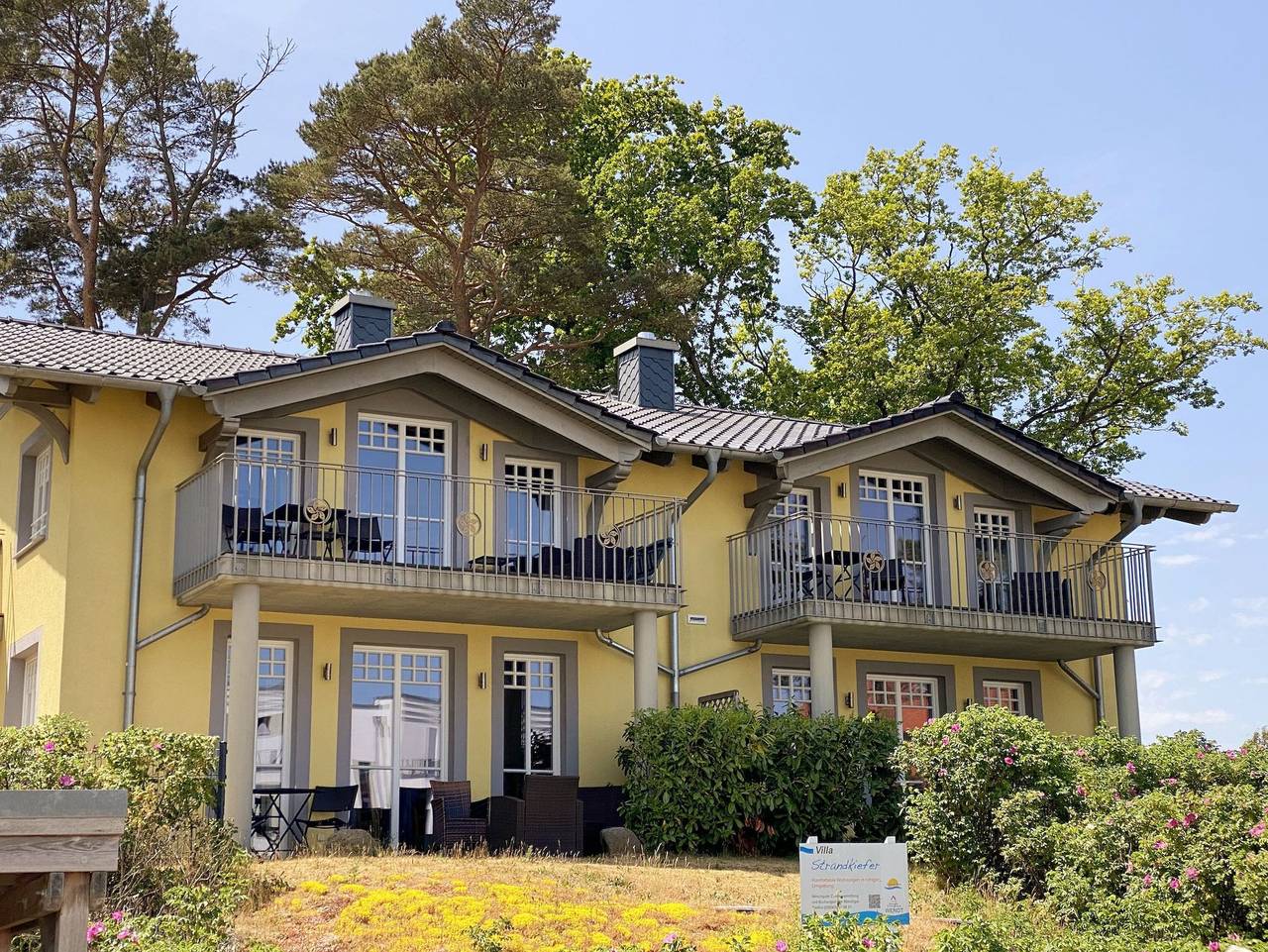 Ganze Ferienwohnung, A: Haus Strandkiefer - in strandnaher Lage - Wohnung 04 mit Kamin, Balkon & Meerblick in Baabe, Rügen